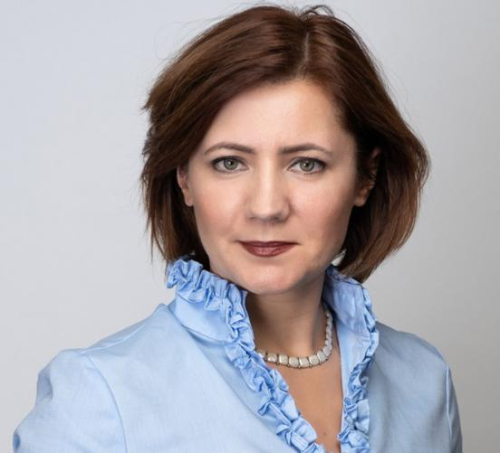 Forbes. Новые профессии в российском бизнесе: мемолог, вайб-менеджер и тренер нейросетей