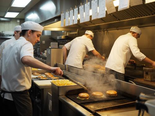 Как за 3 месяца «с нуля» собрать команду поваров и кассиров в 15 городах России Как за 3 месяца «с нуля» собрать команду поваров и кассиров в 15 городах России